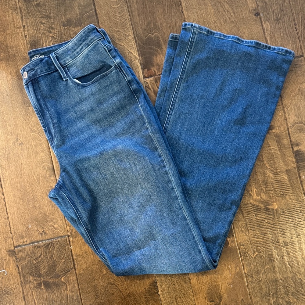 Old Navy Women’s flare leg Classic Blue Denim Jeans Size 12 Tall